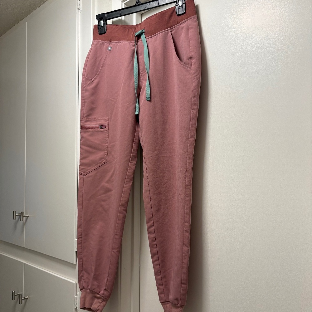 Figs jogger scrub pants - mauve pink - size XS